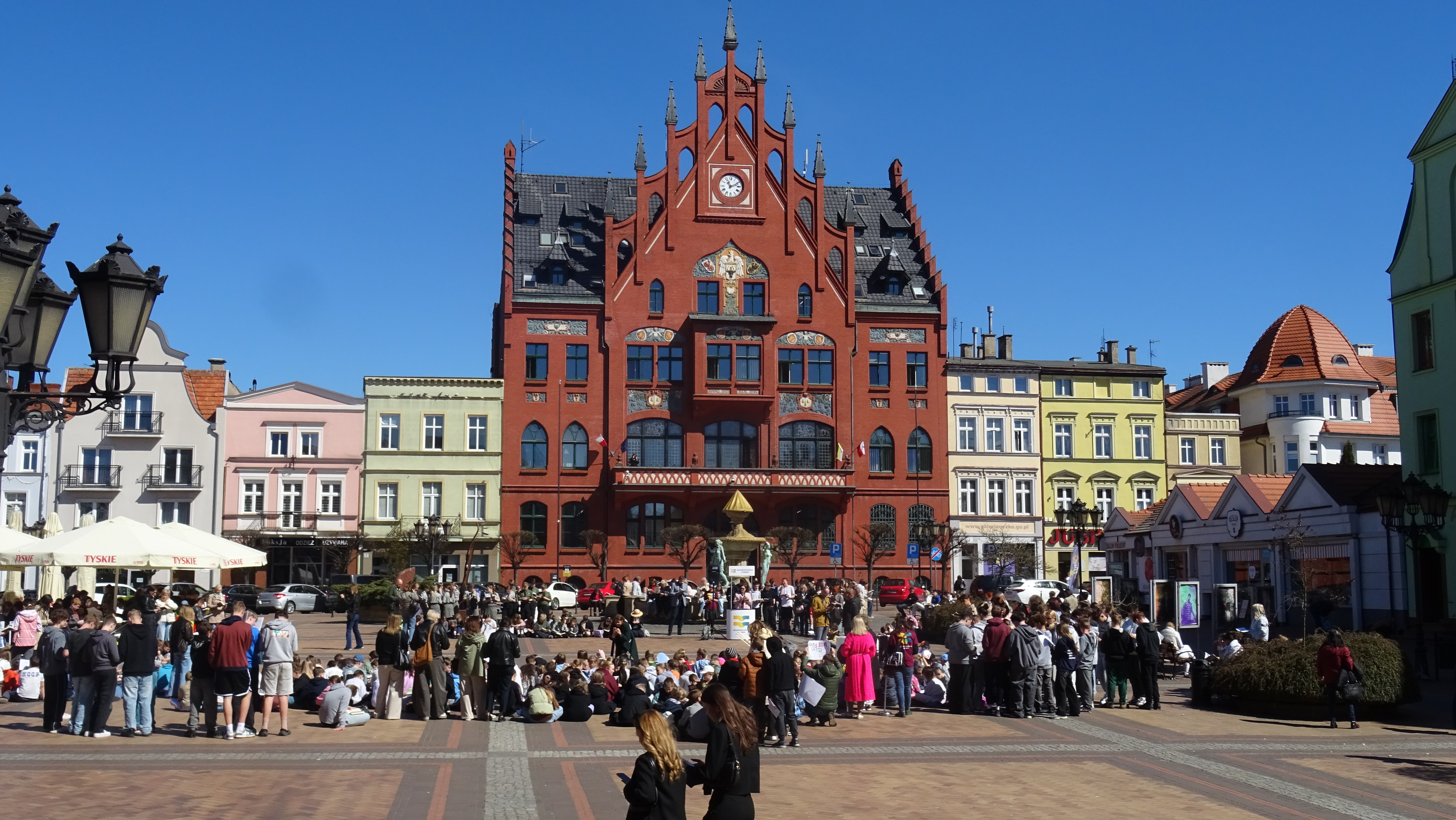 Bicie rekordu w jednoczesnym czytaniu książek - Stary Rynek 24.04