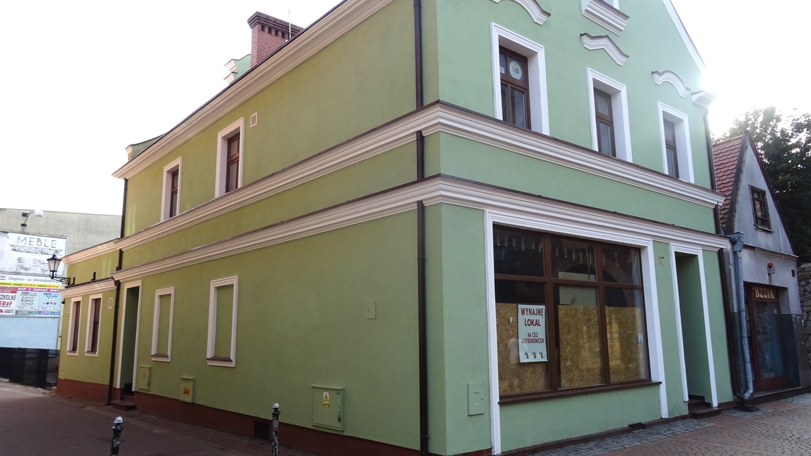 Kamienica przy 31 Stycznia 17 przed i po remoncie elewacji