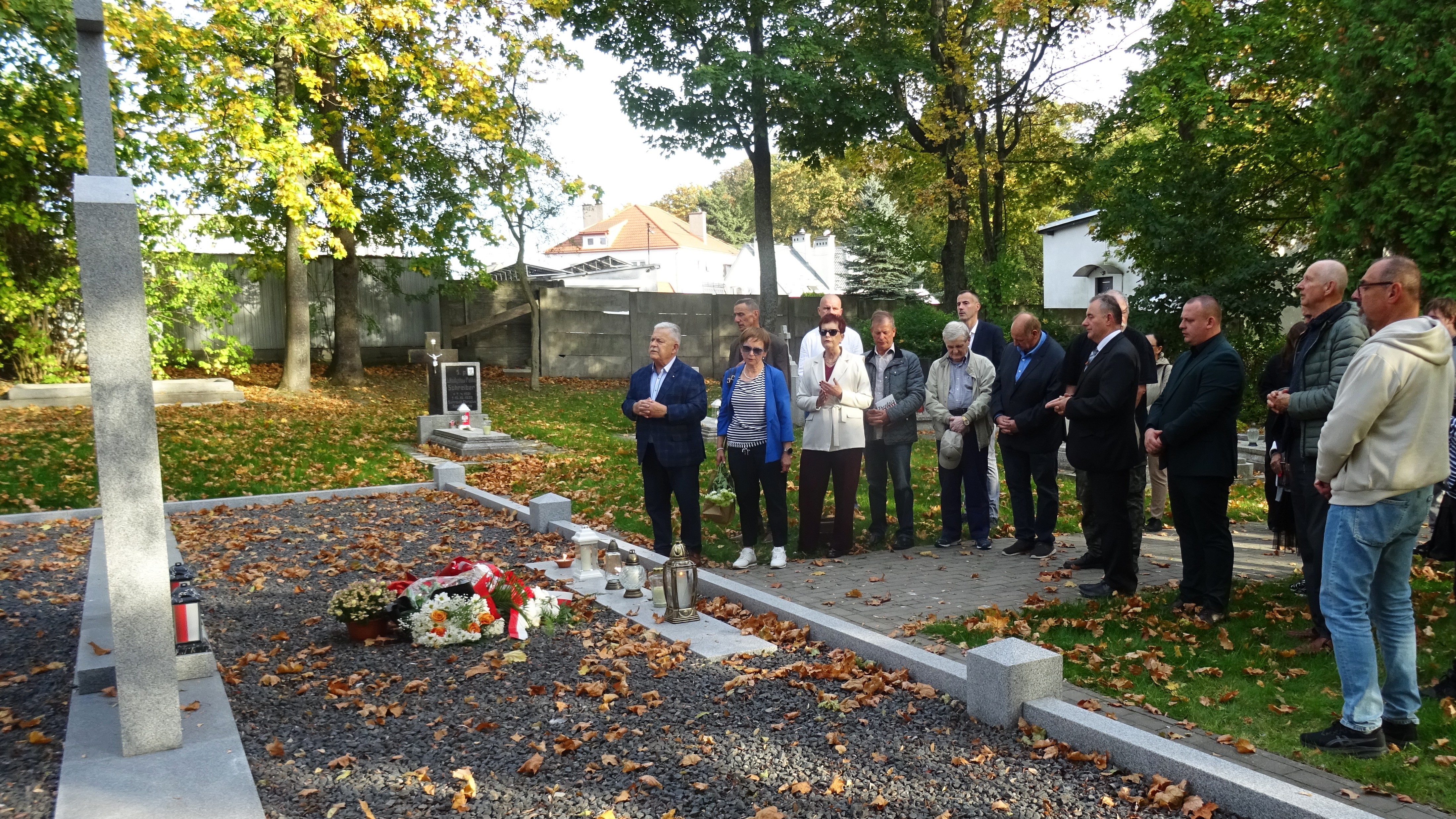 Uroczystości na cmentarzu ofiar zbrodni niemieckich podczas okupacji w II wojnie św.